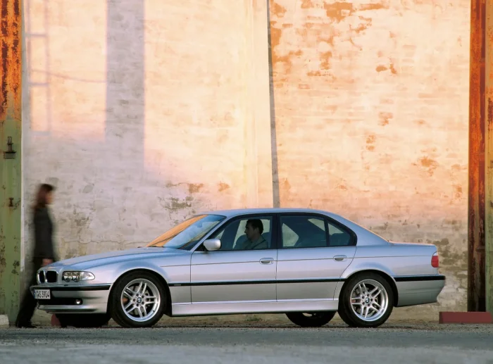 740d po liftingu z 1998 roku — zmieniony wzór reflektorów i felgi pakietu M Sport. Ośmiocylindrowy diesel wszedł do gamy rok po tej zmianie