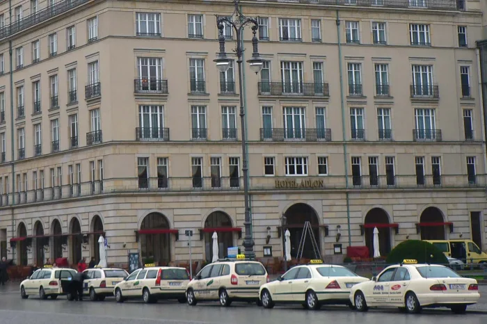Postój taksówek przed berlińskim Hotelem Adlon, styczeń 2006. W Niemczech nazywano wtedy W210 królem taksówek. Fot. Wojsyl, Wikimedia Commons, CC BY-SA 3.0.