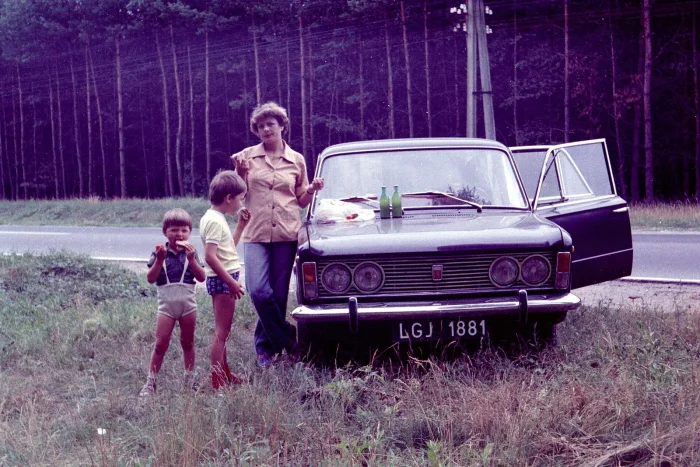 Sierpień 1979, postój przy szosie. Duży Fiat w roli, do której kupowała go Polska: rodzina w trasie i butelki oranżady na masce