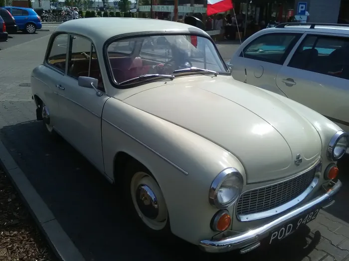 Syrena 105 — wersja, która została na taśmie do 30 czerwca 1983 roku i dała ponad połowę produkcji całej rodziny.