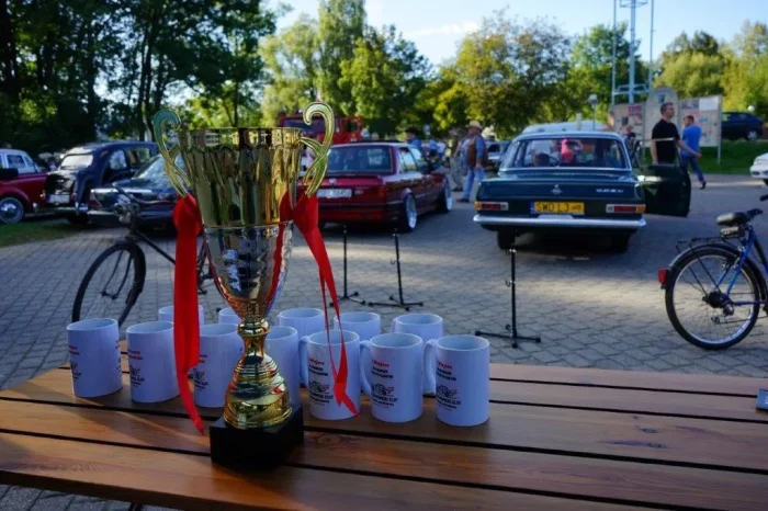 Puchar Burmistrza czeka na wręczenie. Trafia do właściciela najpiękniejszego auta zlotu. Fot. organizator zlotu