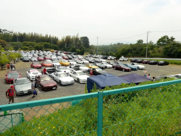 Zlot Supr w Japonii, 2019. Na jednym parkingu stoi tu rozpiętość cenowa całego modelu — od aut do remontu po egzemplarze, o które biją się kolekcjonerzy.