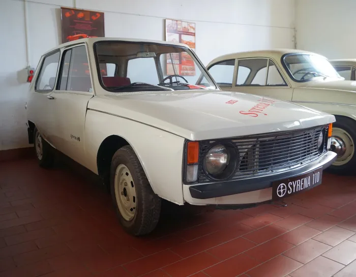 Syrena 110 na ekspozycji w Chlewiskach. Trzydrzwiowy hatchback jeździł w próbach w latach 1965–1966; do produkcji nie wszedł, bo nowe tłoczniki nie zwróciłyby się w kilka lat.
