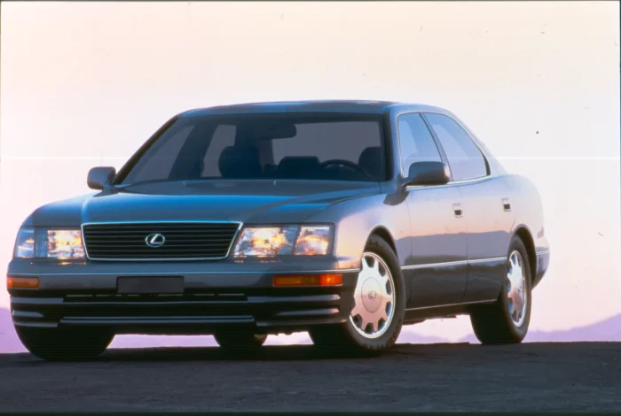Rocznik 1995, pierwszy z drugiej generacji. Z tej perspektywy trudno go odróżnić od poprzednika i o to Lexusowi chodziło.
