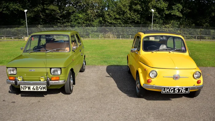 Fiat 126 obok Nuovej. Przez prawie trzy lata oba modele powstawały równolegle i dzieliły dwucylindrowy silnik chłodzony powietrzem. Fot. 35mmMan, Wikimedia Commons, CC BY 2.0.