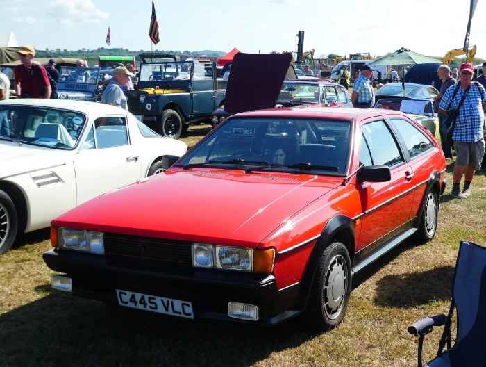 Scirocco II GTX z 1986 roku na angielskim zlocie. Druga generacja wygładziła klin z Turynu, ale charakteru nie zgubiła.