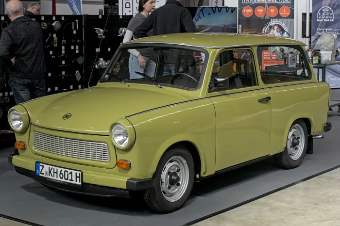 Trabant 601 Universal z 1967 roku. Kombi z tylną klapą i 1400 litrami przestrzeni po złożeniu kanapy — najpraktyczniejsza odmiana rodziny.