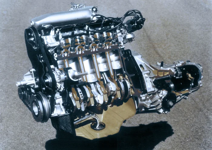 Rzędowa piątka z turbodoładowaniem: 2 144 cm³ i 200 KM na starcie produkcji. Przez siedem lat Audi nie zmieniło w niej ani pojemności, ani mocy.