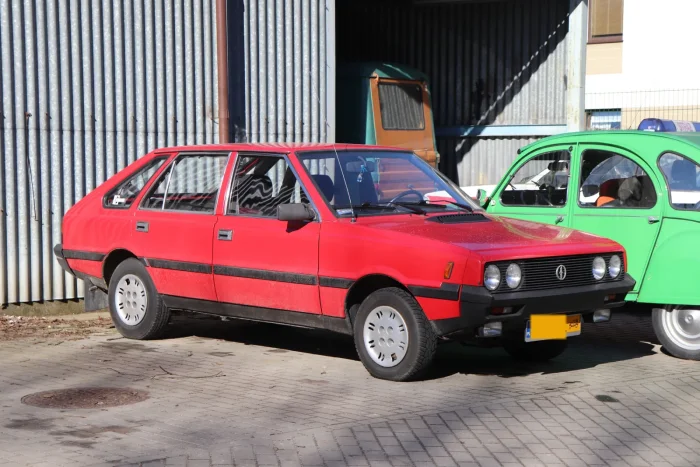 FSO Polonez na żółtych tablicach w Gdańsku w 2022 r.