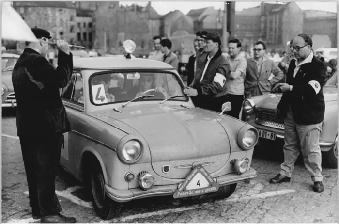 Rajd Moskwa–Praga, czerwiec 1960: P50 z numerem 4 przed startem. W środowisku rajdowym NRD ukuto przezwisko „Rennpappe