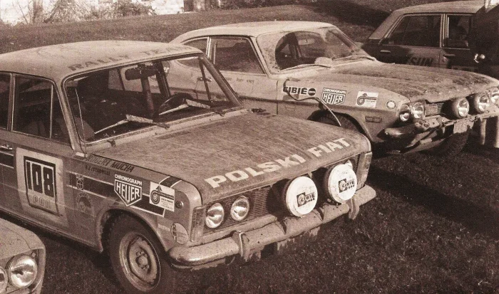 Zakurzone auta zespołu fabrycznego po amerykańskim Press on Regardless, 1971. Na drzwiach numeru 108 — nazwisko Roberta Muchy, tego samego, który w 1973 bił rekordy pod Wrocławiem