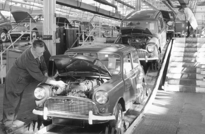 Montaż Mini na taśmie. Każdy egzemplarz schodzący z tej linii przynosił BMC stratę — wyliczenie, które Ford miał zrobić, rozbierając auto na części.
