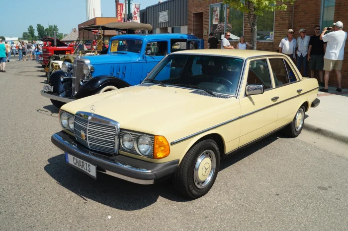 W123 w specyfikacji USA: cztery okrągłe lampy sealed beam i bursztynowe markerki w narożach – układ świateł wersji amerykańskiej. Według tytułu zdjęcia to „300 D” z 1979 r.; kadr nie potwierdza wersji. Zdjęcie: Greg Gjerdingen, CC BY 2.0