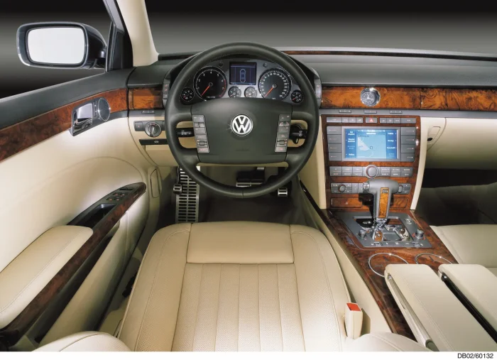 Deska rozdzielcza Phaetona i Bentleya Continental Flying Spur to ten sam projekt w innym ubraniu. Tutaj bez połysku – spokojne drewno i czytelne zegary.
