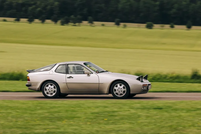 Późniejsze Porsche 944 Turbo z roku modelowego 1989 podczas jazdy. Fot. Porsche AG