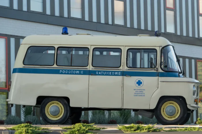Sanitarka Nysa 521/522 w oznaczeniach Wojewódzkiej Kolumny Transportu Sanitarnego.