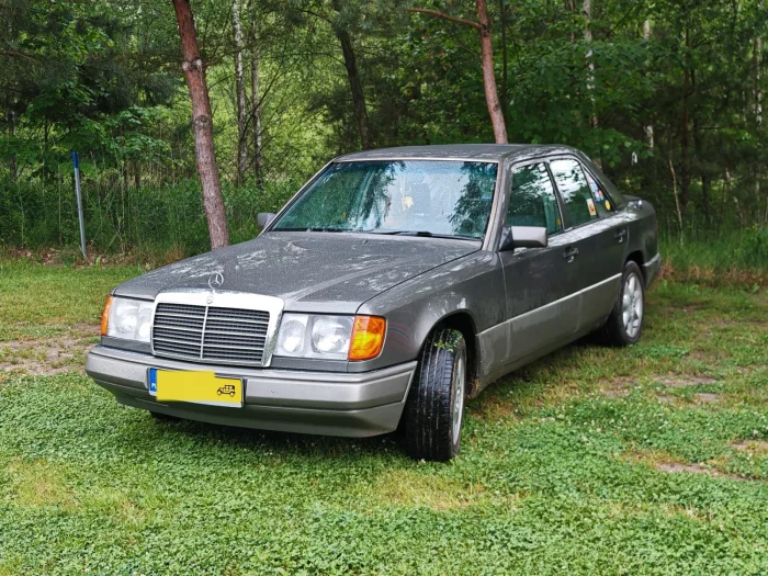 Mercedes W124 na żółtych tablicach na Rajdzie Koguta w 2026 r. Tablice mówią o statusie auta, a słowa „youngtimer” czy „klasyk” – tylko o tym, jak nazywa je rynek.