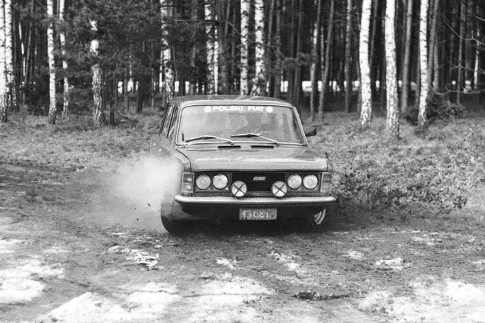 Po modernizacji MR'75: szerokie klosze kierunkowskazów i zderzaki bez kłów. Ten egzemplarz jedzie w konfiguracji rajdowej, z osłonami reflektorów