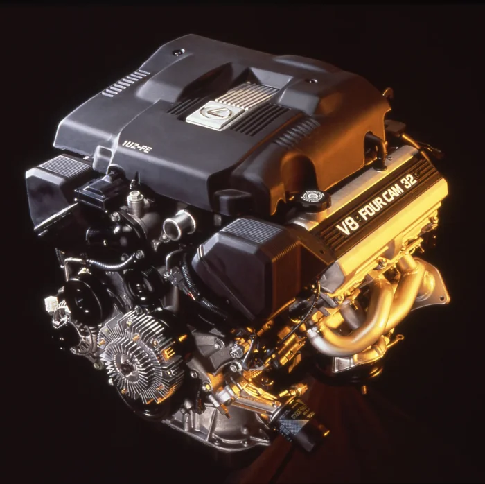 Widlasta ósemka 1UZ-FE w osłonie z napisem „V8 FOUR CAM 32