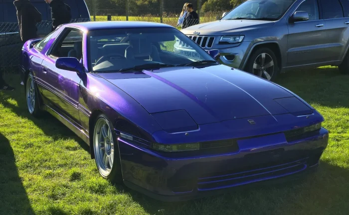 A70 z 1986 roku: pierwsza Supra bez przedrostka Celica i pierwsza na własnej płycie, pożyczonej od luksusowego Soarera. Lakier jest dziełem późniejszego właściciela.