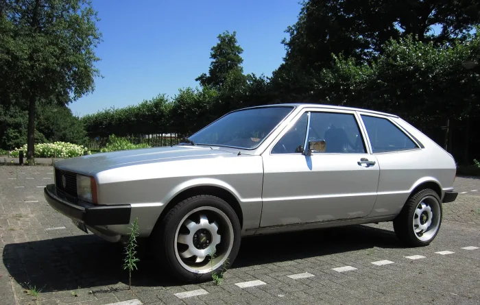 Scirocco I w odmianie 1.5 LS z 1976 roku. Klin z Turynu w najczystszej formie: niska linia pasa okien, krótka maska i ucięty tył.