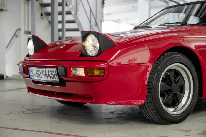 Podniesione reflektory i przedni błotnik bazowego Porsche 944. Fot. Porsche AG