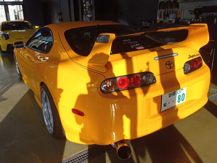 Kiedy Supra zniknęła z salonów, jej drugie życie zaczęło się w warsztatach i w Gran Turismo. Ten sam spojler, ten sam kształt tyłu — i moc, o której cennik nigdy nie wspominał.