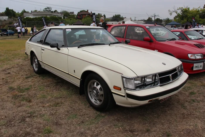 Pierwsza Celica Supra z 1979 roku. Przód wydłużono o niecałe trzynaście centymetrów — tyle wystarczyło, żeby zmieścić rzędową szóstkę i całą przyszłą legendę.