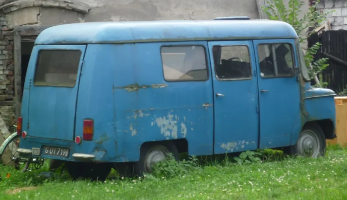 Zaniedbana Nysa 521/522. Mechanikę tego modelu łatwo naprawić; trudniej odbudować nadwozie i znaleźć blacharza.
