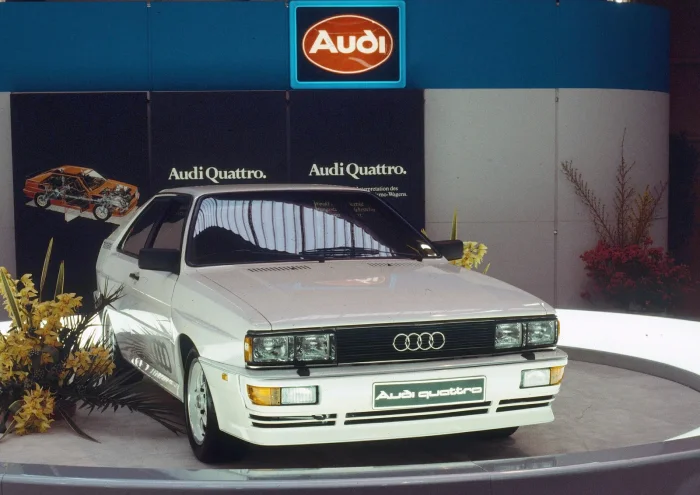 Genewa, marzec 1980. Coupé kręci się na podium z ceną 49 900 marek – dokładnie tyle, ile kosztowało wtedy bazowe Porsche 911.