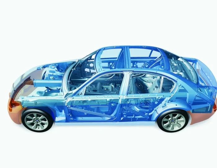 Odsłonięta struktura nośna nadwozia BMW E90 widziana z boku.