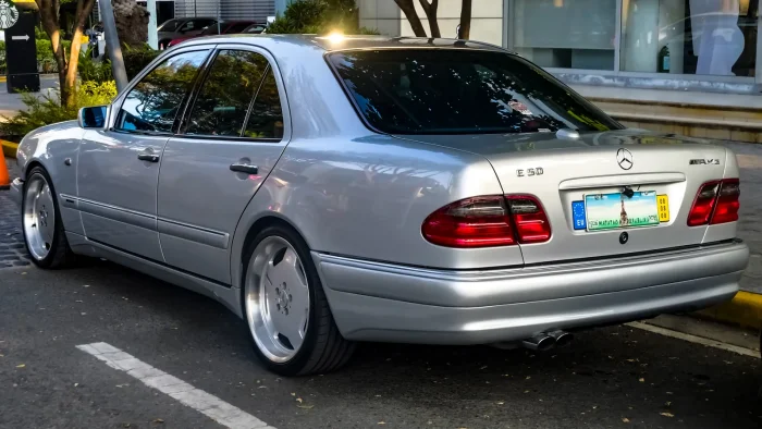 E 50 AMG powstawała tylko w latach 1996–1997. Pod maską pracował pięciolitrowy M119 o mocy około 350 KM. Fot. Ethan Llamas, Wikimedia Commons, CC BY-SA 4.0.
