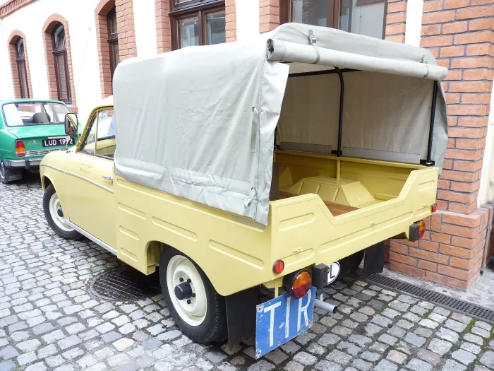 R-20 to z kolei pickup — otwarta skrzynia na 430 kg, plandeka na stelażu i dwa miejsca w kabinie. W sieci obie nazwy chodzą zamiennie do dziś.
