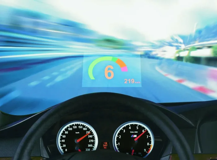 Head-up display rzucał prędkość i bieg wprost na szybę — tu w M6, w gamie E63 dostępny jako opcja. W 2005 roku to była czysta egzotyka.
