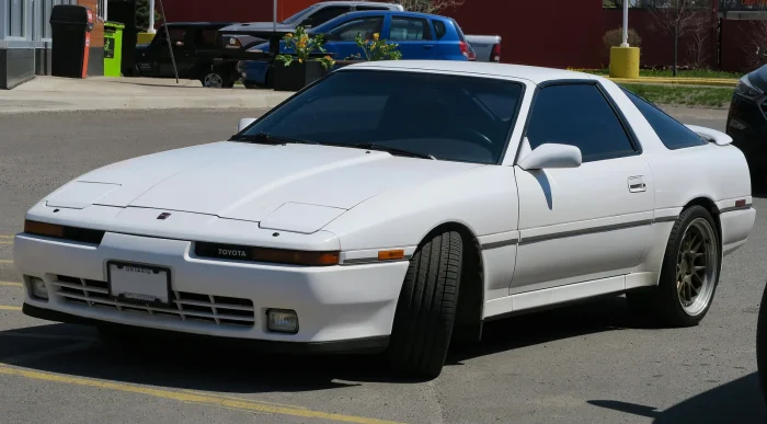 Od lutego 1986 roku Supra przestała być odmianą Celiki. Celica przesiadała się właśnie na przedni napęd — Supra została przy silniku z przodu i napędzie na tył.