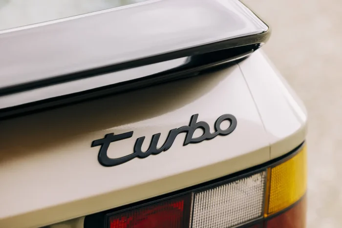 Napis „turbo” na tylnej klapie późniejszego Porsche 944 Turbo z roku modelowego 1989. Fot. Porsche AG