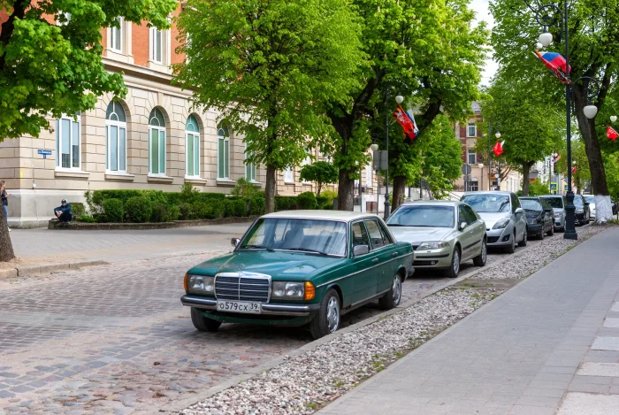 W123 z okrągłymi reflektorami („wołowe oczy”) – tak jeździła większość wersji od premiery w 1976 r. aż do jesieni 1982; rocznik i wersja egzemplarza nie są znane. Zdjęcie: Svetlov Artem, CC BY 4.0