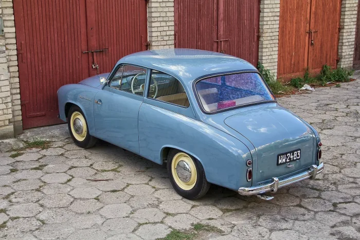Syrena 100 z 1960 roku: bez progów, z drzwiami podwijanymi pod podłogę i długą klapą bagażnika. Pierwszej wersji zbudowano niecałe pięć tysięcy sztuk.