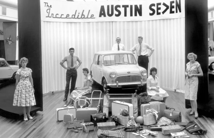 Austin Seven na salonowym podeście, a pod nim tyle bagażu, ile producent obiecywał zmieścić w trzymetrowym aucie. Tę samą konstrukcję Morris sprzedawał jako Mini-Minor.