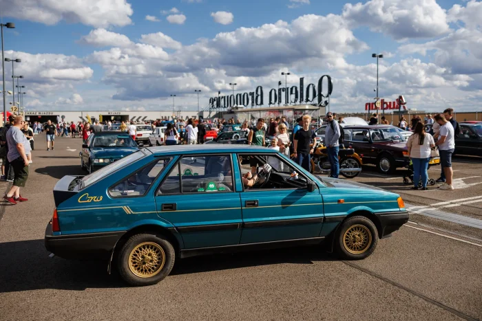 Caro to Polonez po modernizacji z 1991 roku: ze zmienionymi reflektorami i maską oraz zderzakami z tworzywa. Fot. Filip Radwański