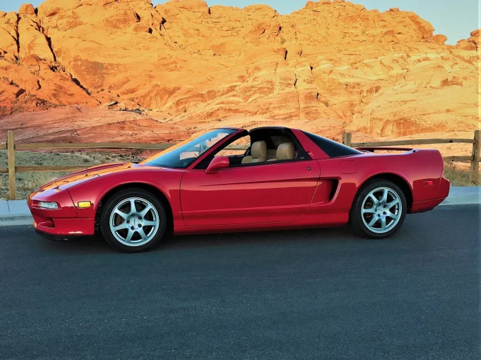 Acura NSX-T z 1995 roku. Litera T oznacza nadwozie z jednym wyjmowanym panelem dachu; po jego zdjęciu tylna część kabiny pozostaje na miejscu.