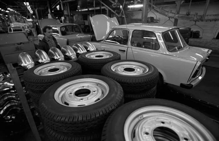Hala Sachsenring wiosną 1990 roku. Do końca produkcji dwusuwowego 601 zostały tygodnie — autor zdjęcia zatytułował je „Trabi ade