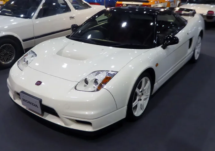 Honda NSX-R z roku modelowego 2002. W porównaniu z podstawową NSX większy nacisk położono tu na jazdę torową, ograniczając wyposażenie podnoszące komfort.