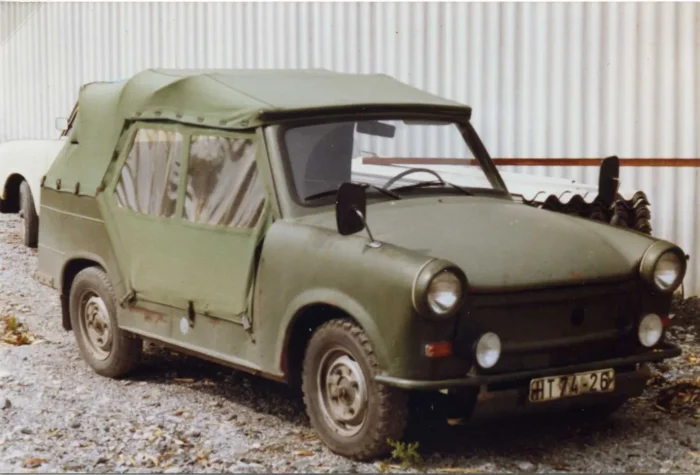 Kübel P 601 A sfotografowany w sierpniu 1989 roku, jeszcze w służbie. Płócienny dach i foliowe okienka dały mu żołnierskie przezwisko „Stoffhund