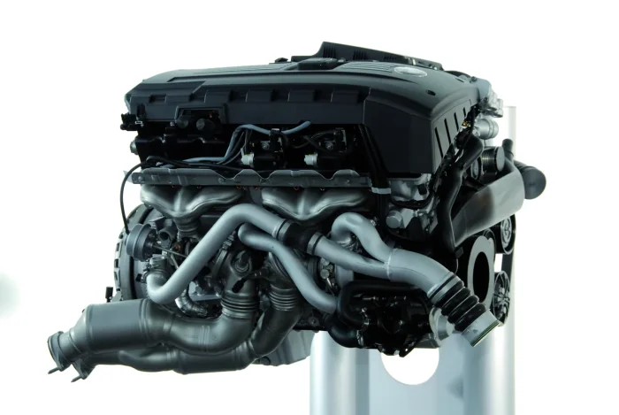 Trzylitrowa rzędowa szóstka N54 z dwiema turbosprężarkami, każda na trzy cylindry. Pierwszy seryjny benzynowy silnik BMW z podwójnym doładowaniem po dwóch dekadach przerwy.