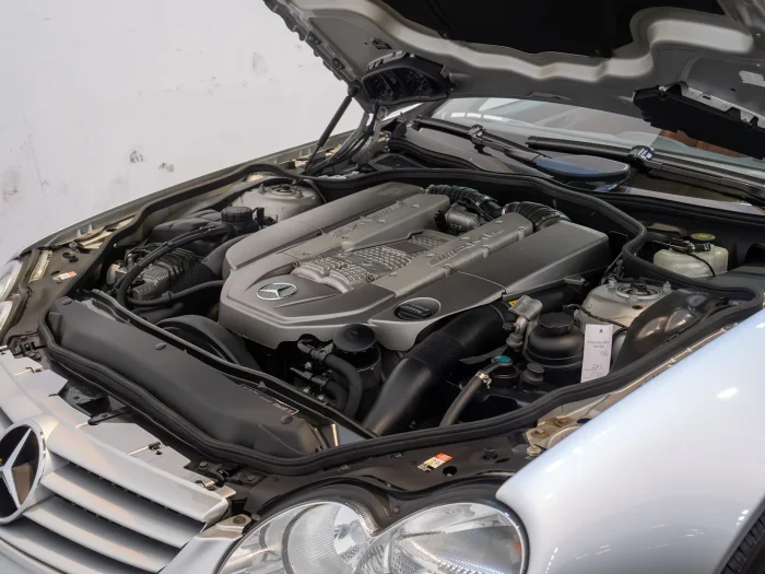 Pięciolitrowe V8 z kompresorem w SL 55 AMG. Sam silnik znosi lata dobrze — kosztuje reszta samochodu wokół niego.