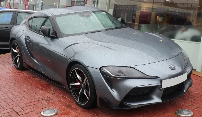 GR Supra z 2019 roku, kod A90. Płyta i silnik z BMW, montaż w austriackim Grazu — to ta Supra, o którą fani do dziś się kłócą.