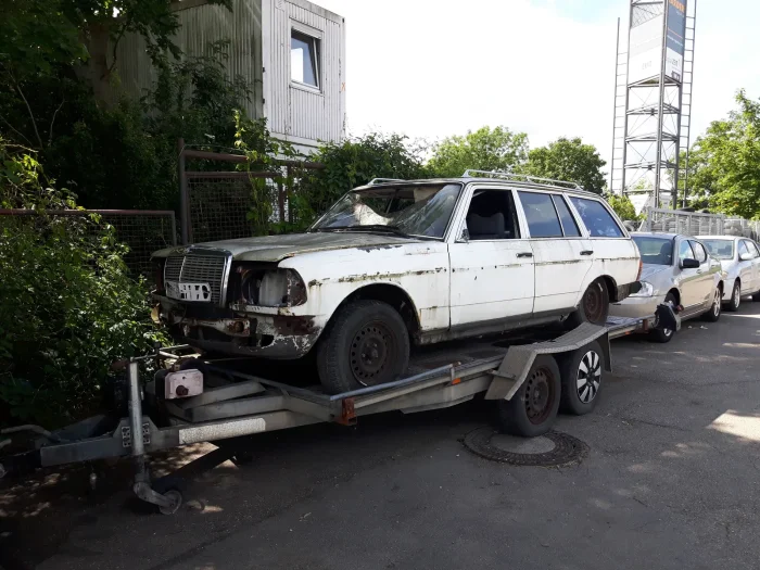 Kombi S123 w stanie dawcy na przyczepie – przestroga dla kupujących: o egzemplarzach W123 rozstrzyga blacharka, nie mechanika. Fot. Trop86, CC0