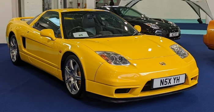 Stałe reflektory pojawiły się w NSX w roku modelowym 2002. Silnik 3,2 l wprowadzono wcześniej, w 1997 roku, więc zmiana świateł nie wyznacza początku wersji NA2.