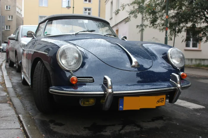 Porsche 356 na polskich żółtych tablicach w Opolu. W Niemczech auto co najmniej 30-letnie, w dużej mierze oryginalne i zadbane, może jako oldtimer dostać tablicę z literą H – to inny status niż polski pojazd zabytkowy.